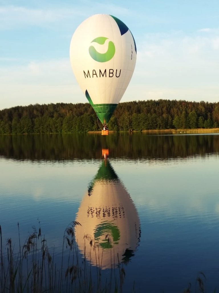 Mambu oro balionas virš ežero