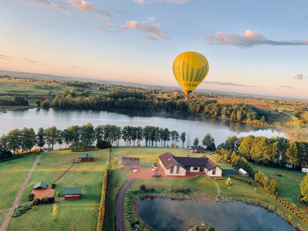 Oro balionas skrenda prie ežero